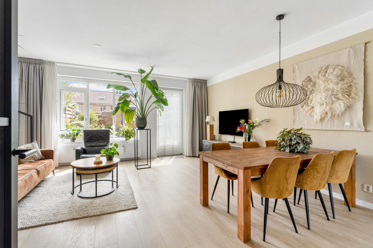 Tussenwoning te koop: Van Raemdonckstraat 50, Almere