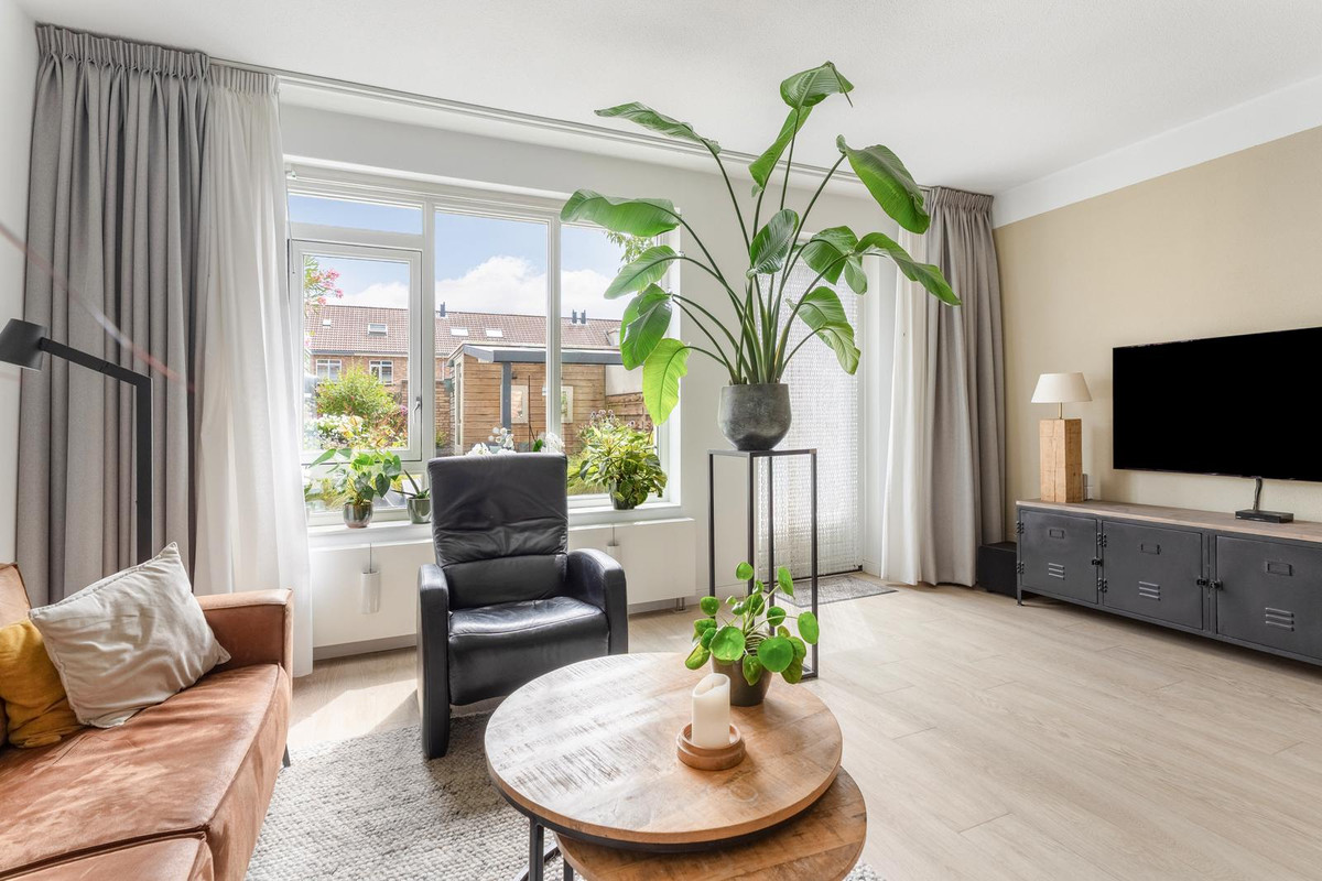 Tussenwoning te koop: Van Raemdonckstraat 50, Almere