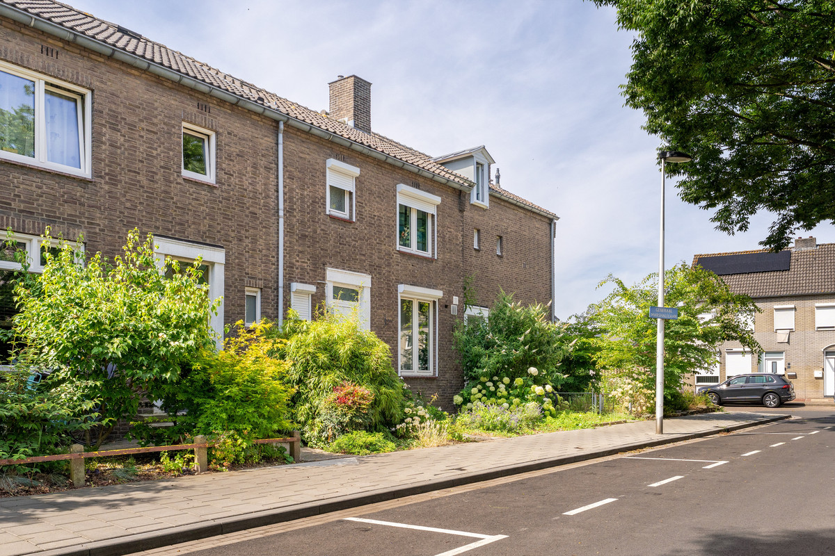 Tussenwoning te koop: Generaal Marshall-Laan 15, Maastricht