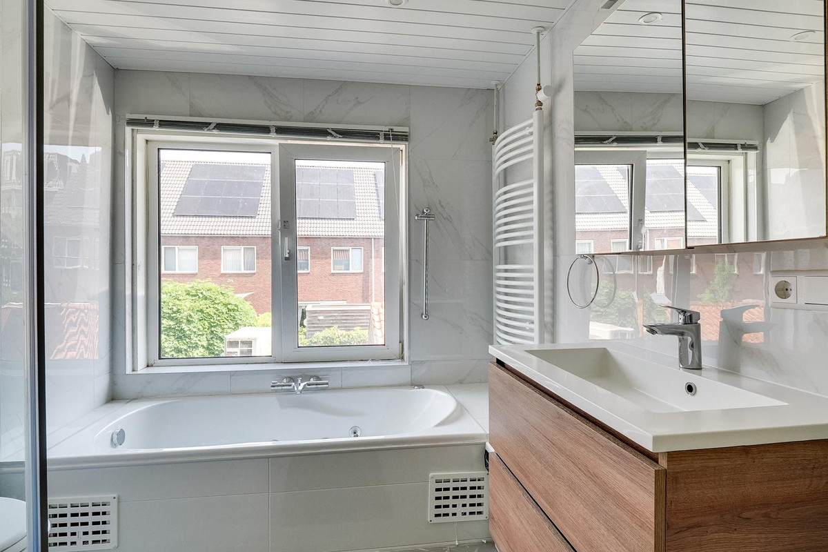 Tussenwoning te koop: Nyeveltstraat 23, De Meern