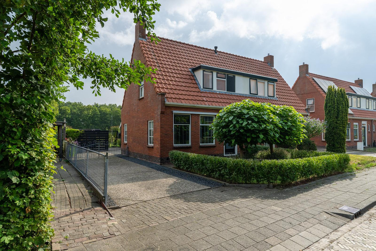 Twee-onder-één-kap te koop: Camstrastrjitte 1, Rinsumageast