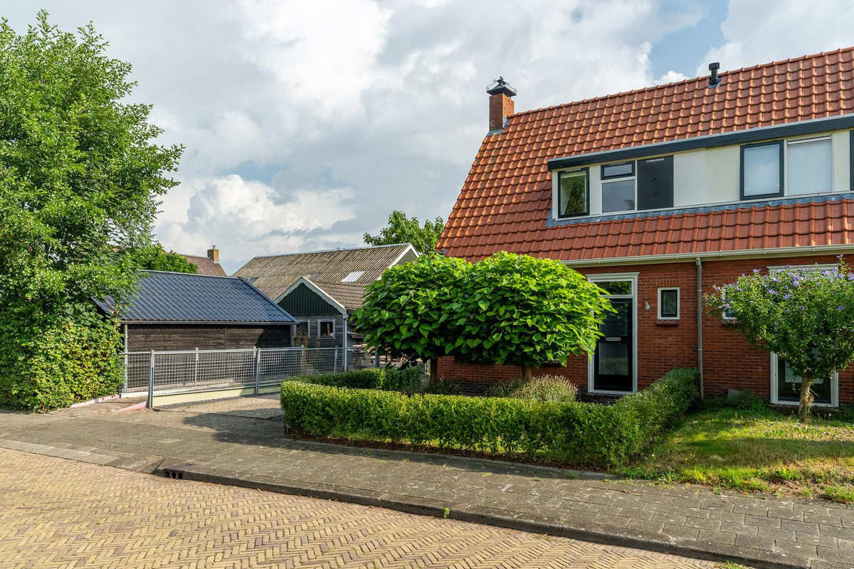 Twee-onder-één-kap te koop: Camstrastrjitte 1, Rinsumageast
