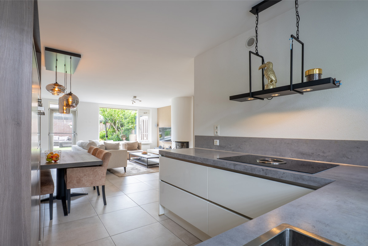 Tussenwoning te koop: Willem van der Scheepad 13, Hoogvliet Rotterdam