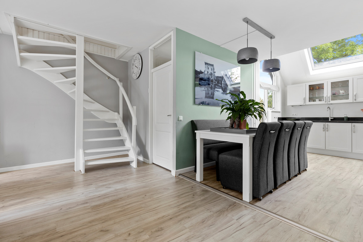 Hoekwoning te koop: Lange Hille 1, Oud-Beijerland