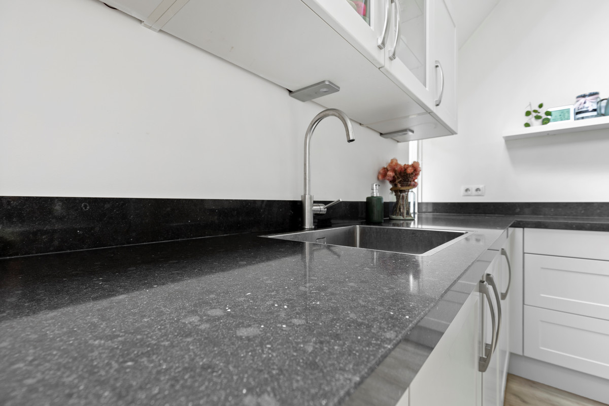 Hoekwoning te koop: Lange Hille 1, Oud-Beijerland