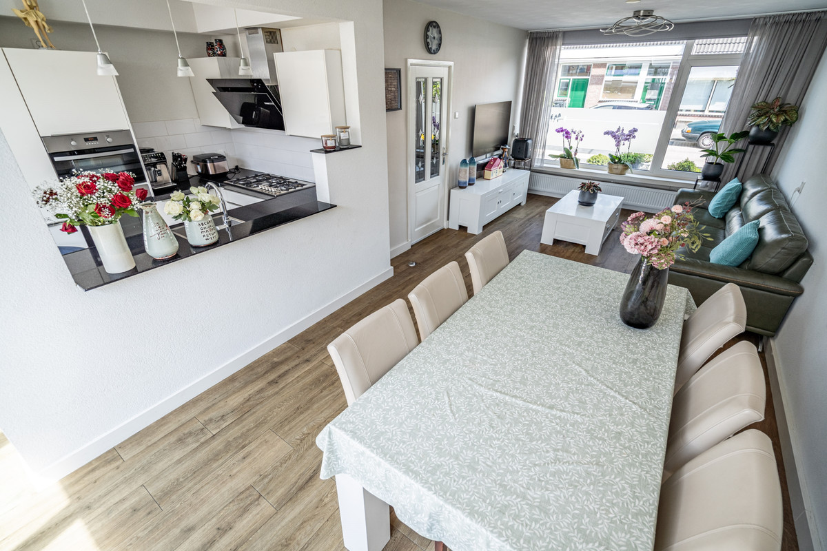 Tussenwoning te koop: Kerklaan 5, Zoeterwoude