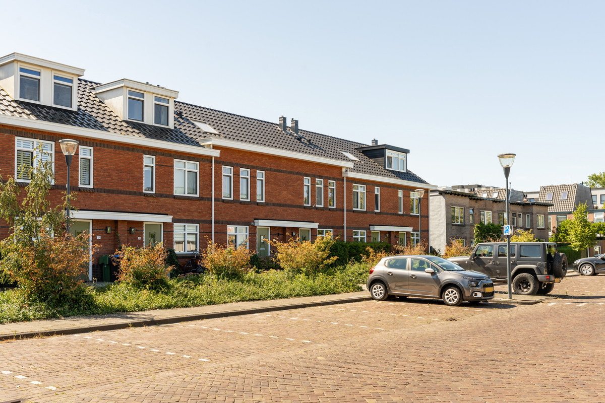 Tussenwoning te koop: Gabriël Metzustraat 13A, Leiden