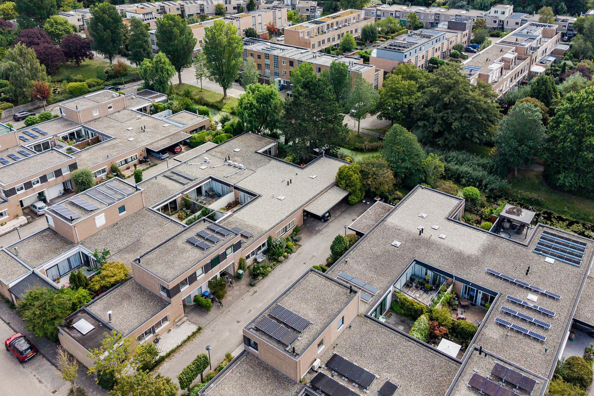 Tussenwoning te koop: Louis Armstronglaan 24, Leiden