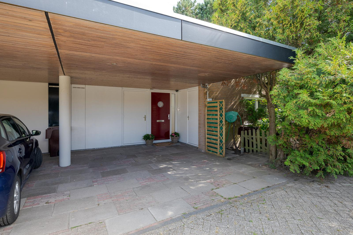 Tussenwoning te koop: Louis Armstronglaan 24, Leiden