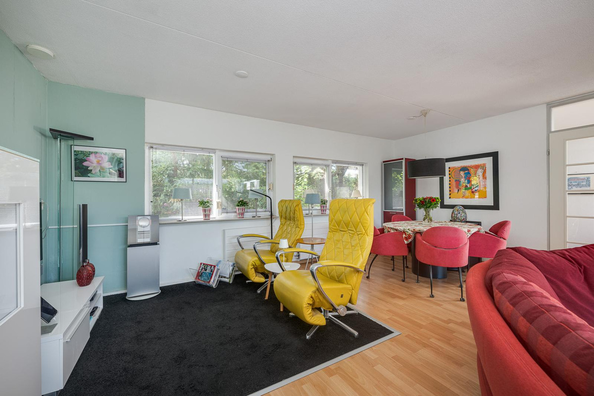Tussenwoning te koop: Louis Armstronglaan 24, Leiden