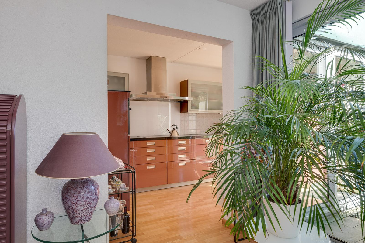Tussenwoning te koop: Louis Armstronglaan 24, Leiden