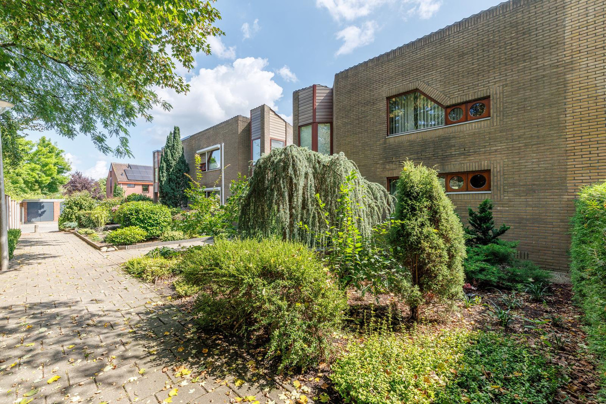 Tussenwoning te koop: Schietbaanweg 147, Enschede