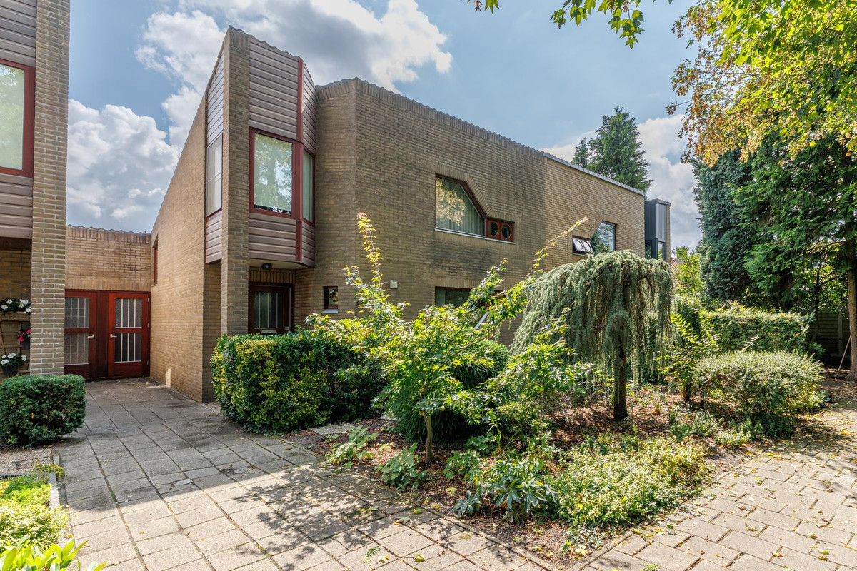 Tussenwoning te koop: Schietbaanweg 147, Enschede