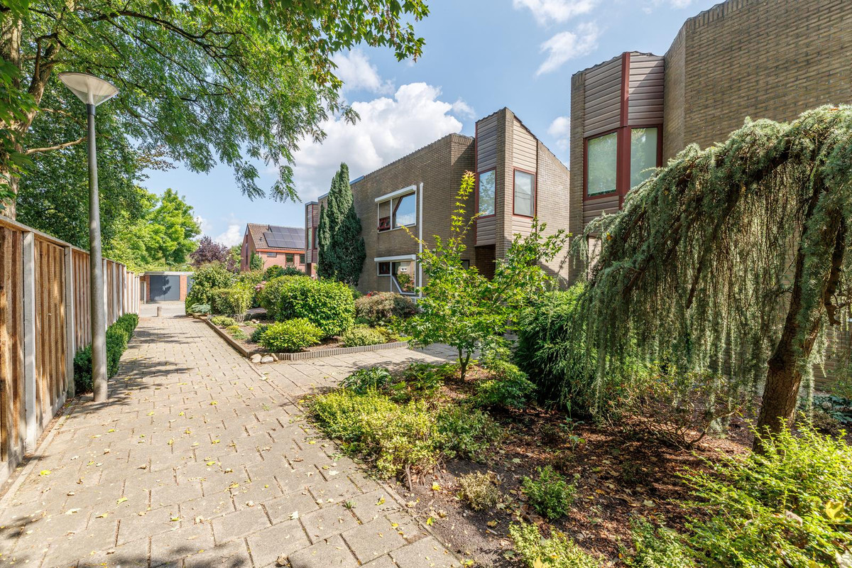 Tussenwoning te koop: Schietbaanweg 147, Enschede