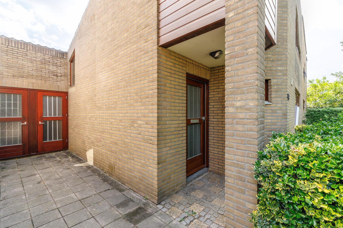 Tussenwoning te koop: Schietbaanweg 147, Enschede