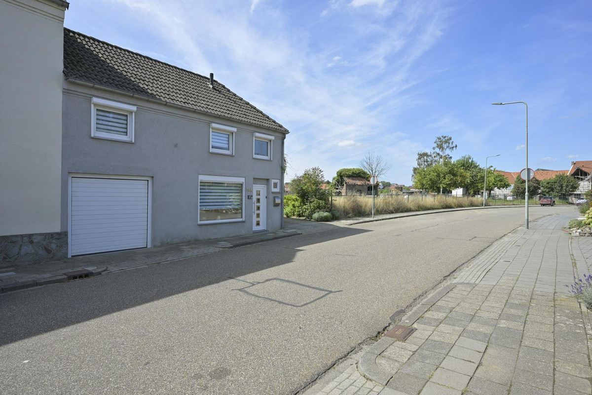 Twee-onder-één-kap te koop: Dorpsstraat 144, Bingelrade