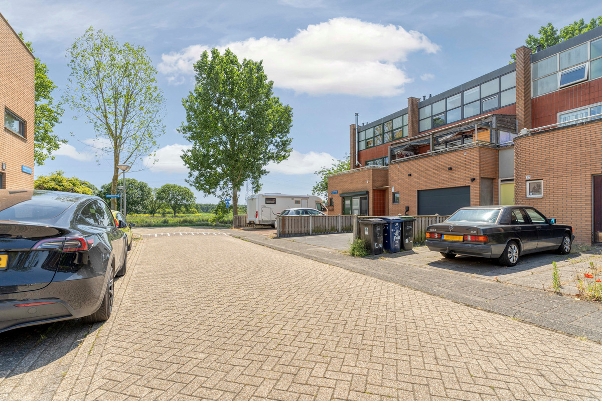 Tussenwoning te koop: Anjerstraat 23, Almere