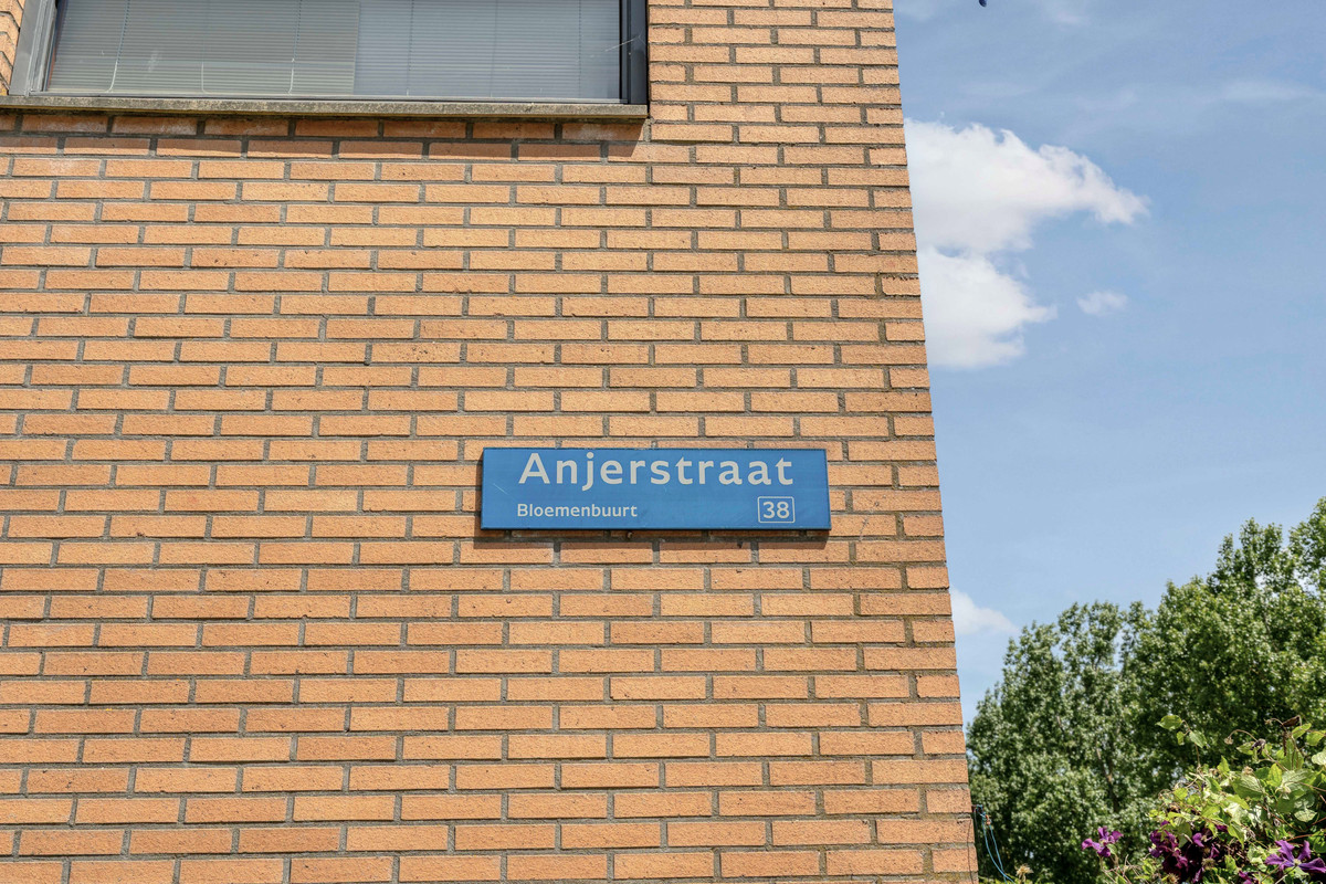 Tussenwoning te koop: Anjerstraat 23, Almere
