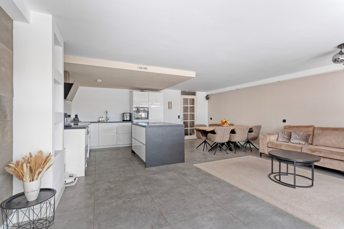 Tussenwoning te koop: Anjerstraat 23, Almere