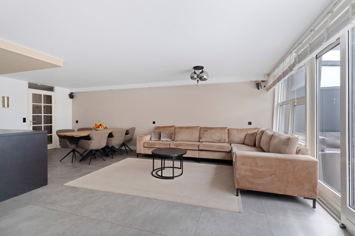 Tussenwoning te koop: Anjerstraat 23, Almere