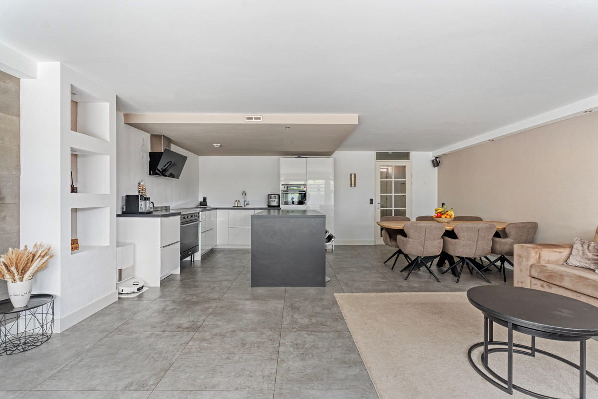 Tussenwoning te koop: Anjerstraat 23, Almere