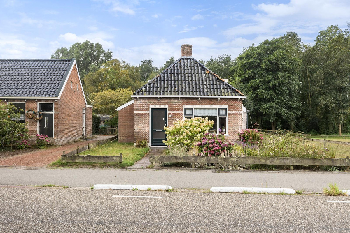 Vrijstaande woning te koop: De Kapelle 14, Rinsumageast