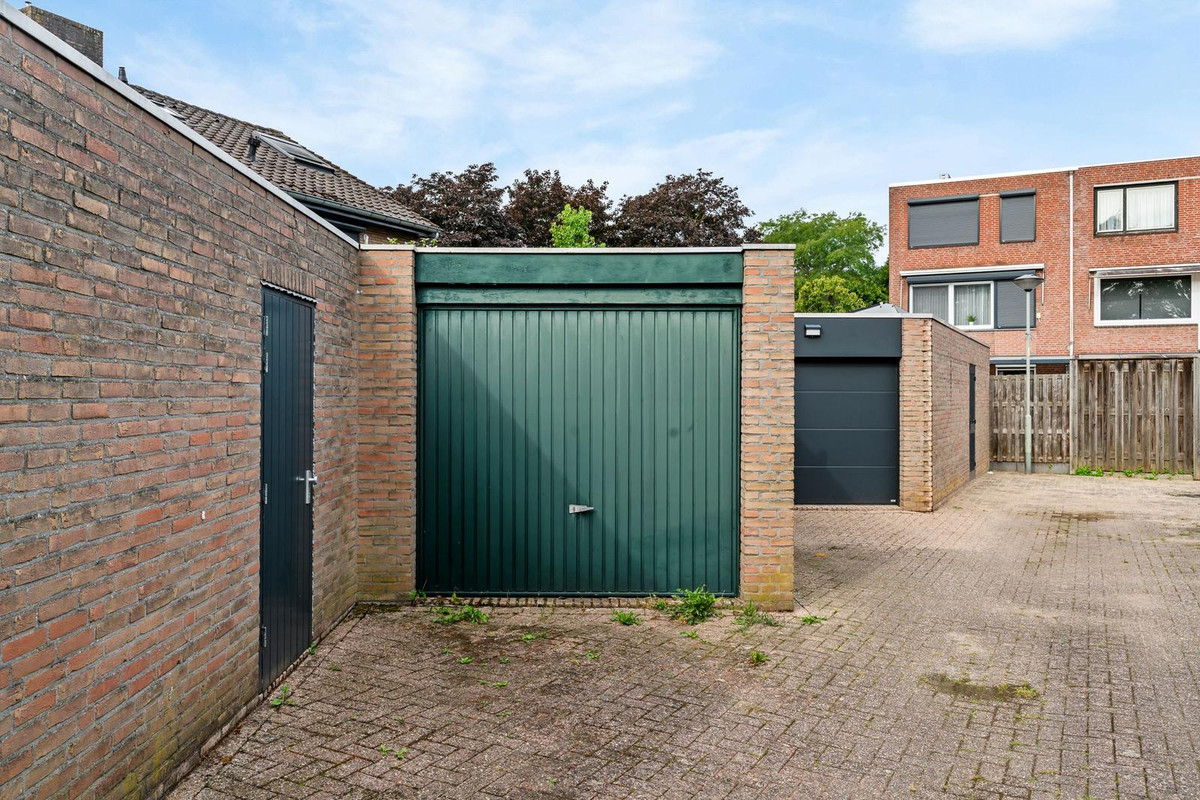 Tussenwoning te koop: Rennebeek 37, Geleen