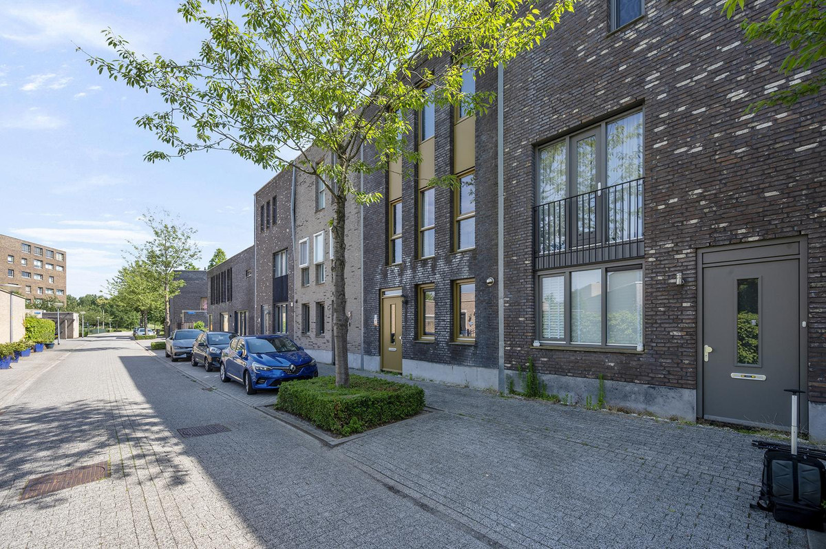 Tussenwoning te koop: Juwelenstraat 7, Almere