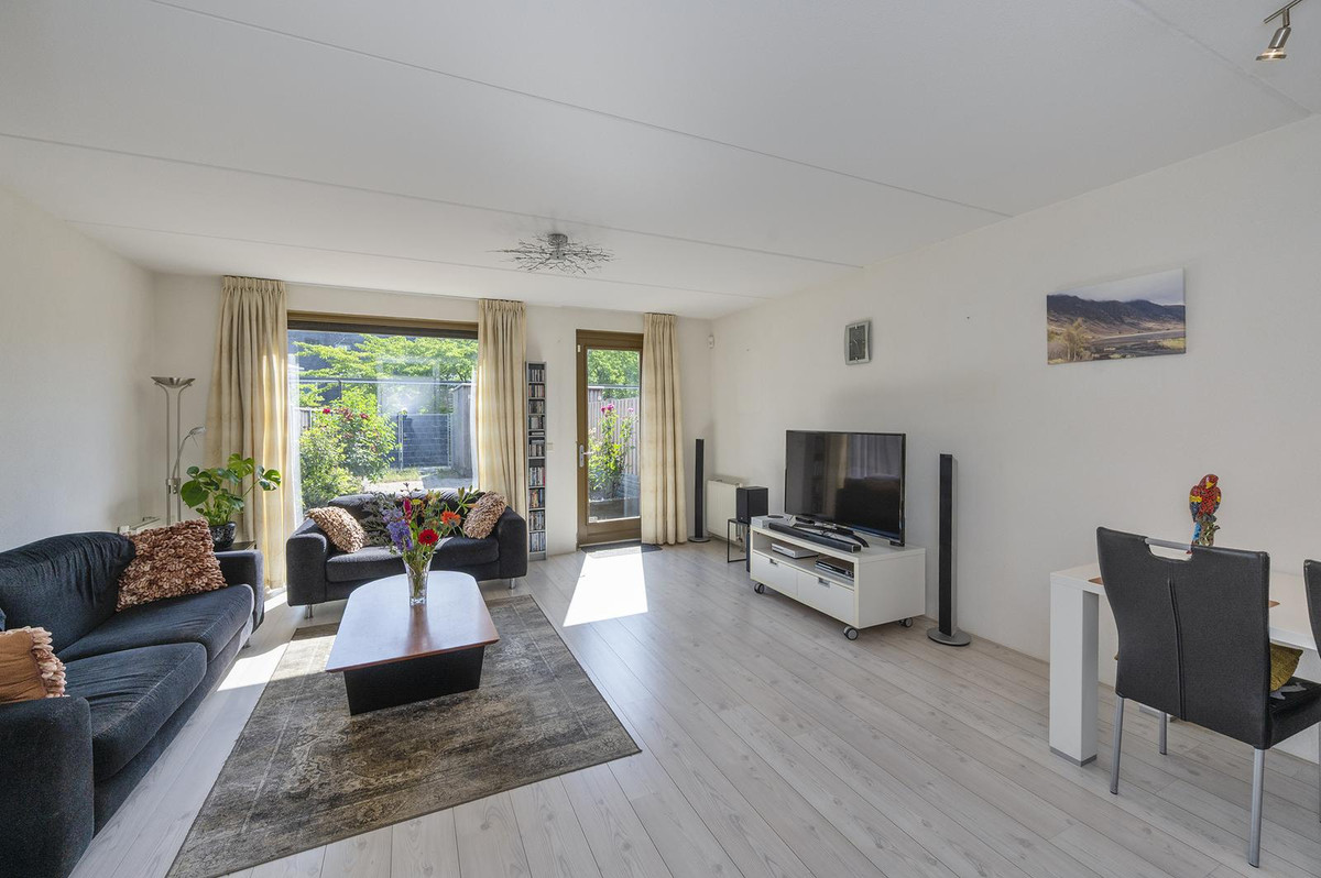Tussenwoning te koop: Juwelenstraat 7, Almere
