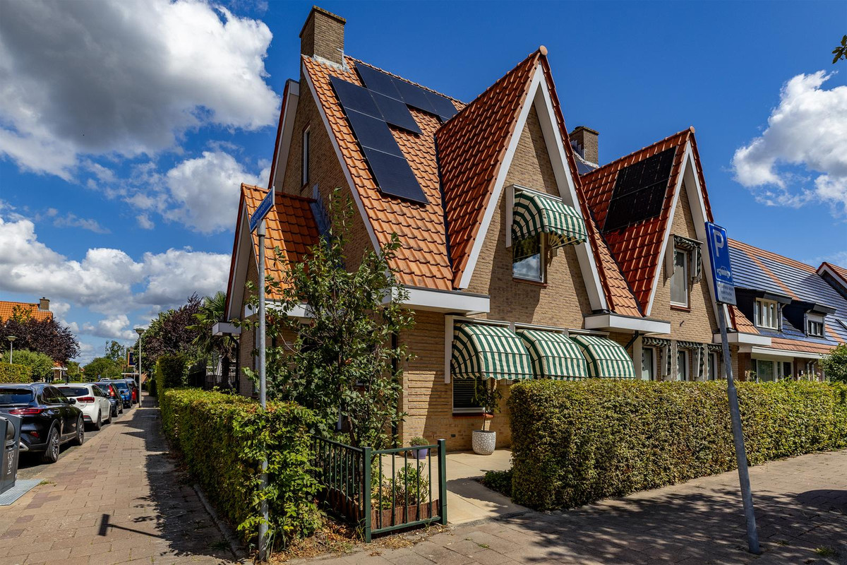 Twee-onder-één-kap te koop: Riedermeet 26, Barendrecht
