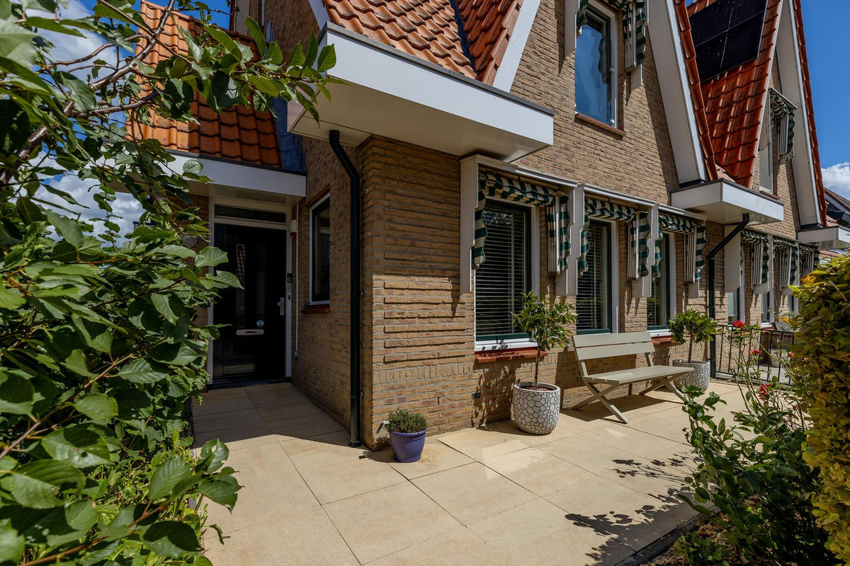 Twee-onder-één-kap te koop: Riedermeet 26, Barendrecht