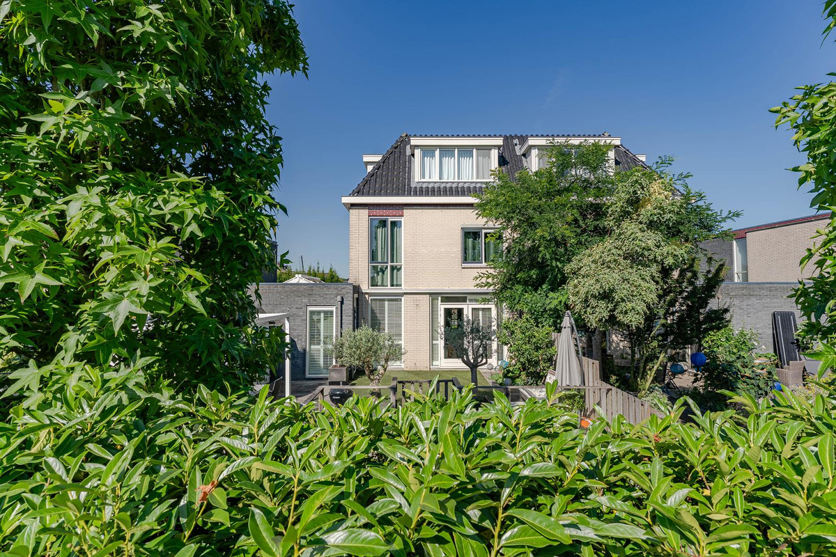 Tussenwoning te koop: Amalia van Solmslaan 16, Hazerswoude-Dorp