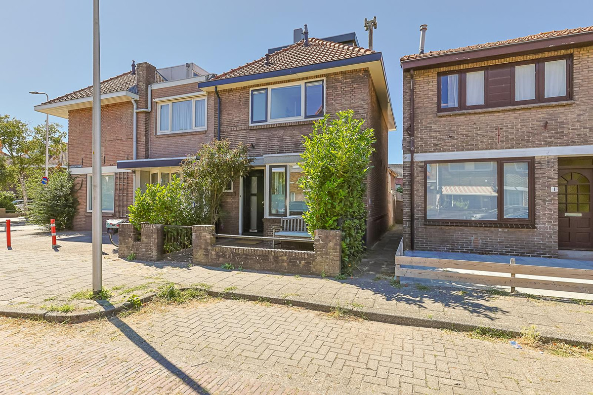 Hoekwoning te koop: Hortensiastraat 1A, Alphen Aan Den Rijn