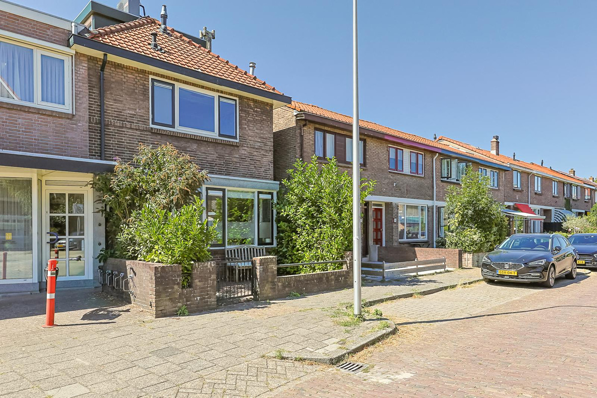Hoekwoning te koop: Hortensiastraat 1A, Alphen Aan Den Rijn