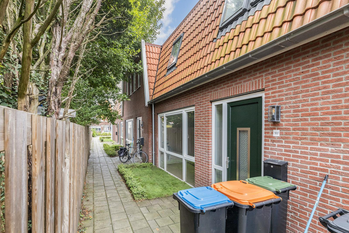 Tussenwoning te koop: Dennenweg 183A, Enschede