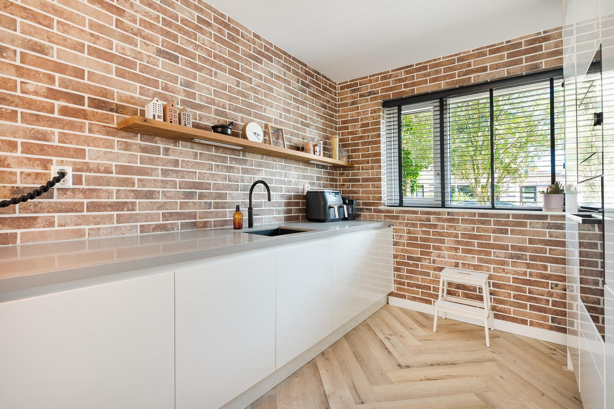Tussenwoning te koop: Topaaslaan 22, Rhoon