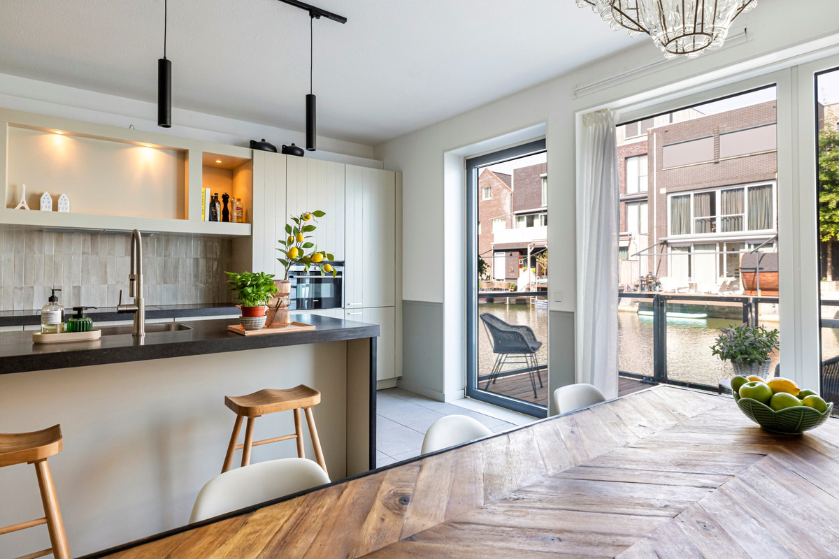 Hoekwoning te koop: Veluwemeer 132, Woerden
