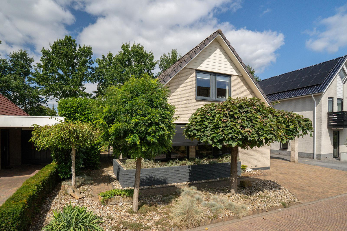 Vrijstaande woning te koop: Suze Robertsonlaan 27, Enschede
