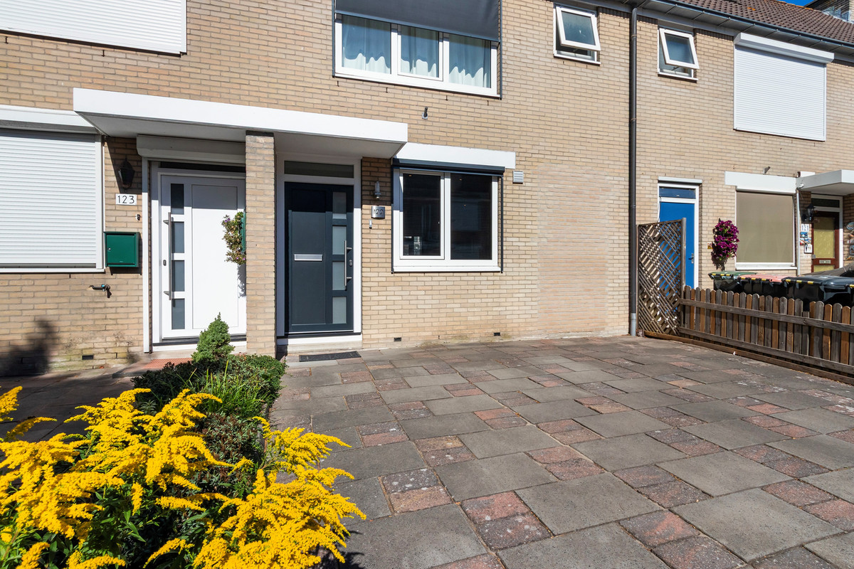 Tussenwoning te koop: Joke Smit-Erf 122, Dordrecht