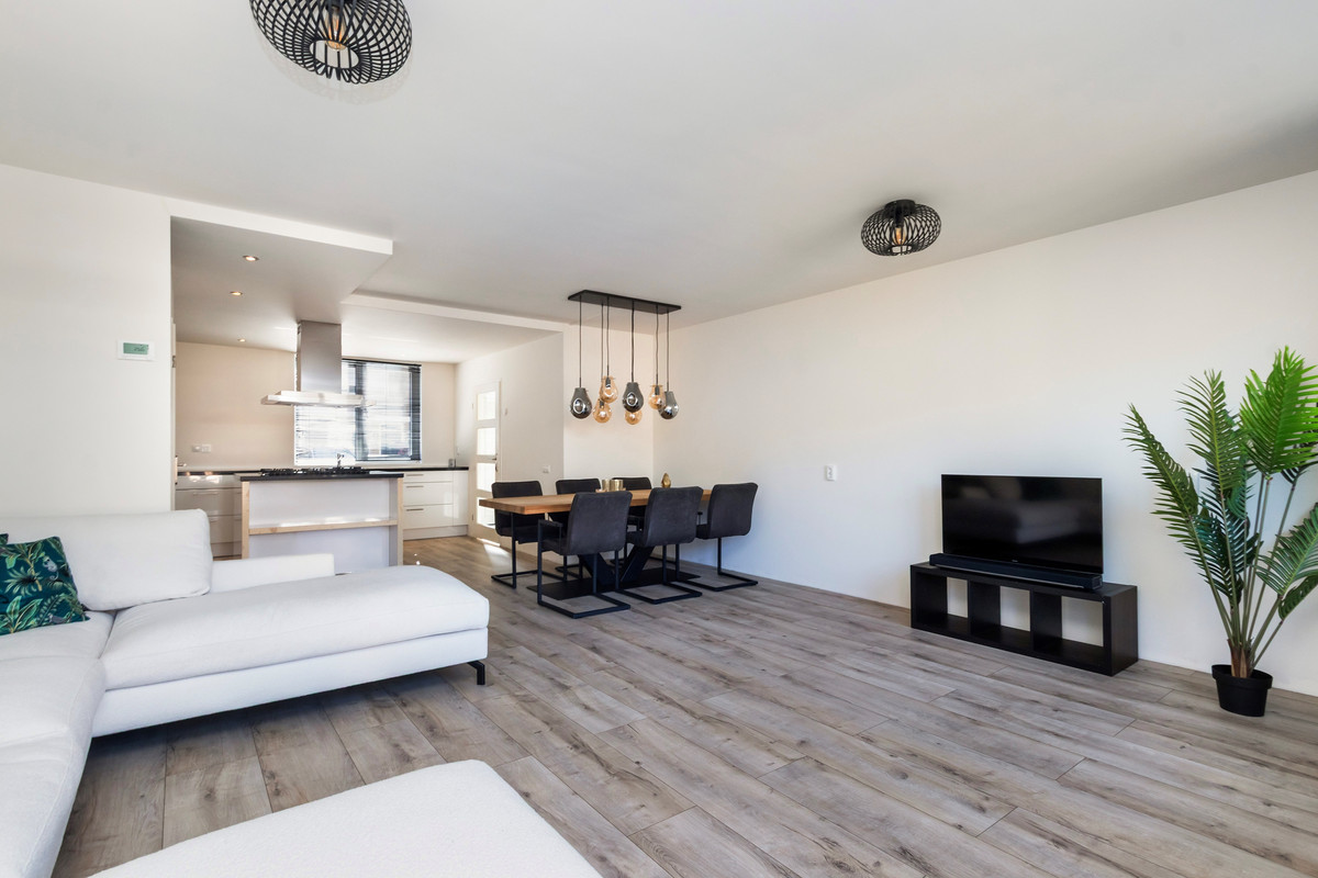 Tussenwoning te koop: Joke Smit-Erf 122, Dordrecht