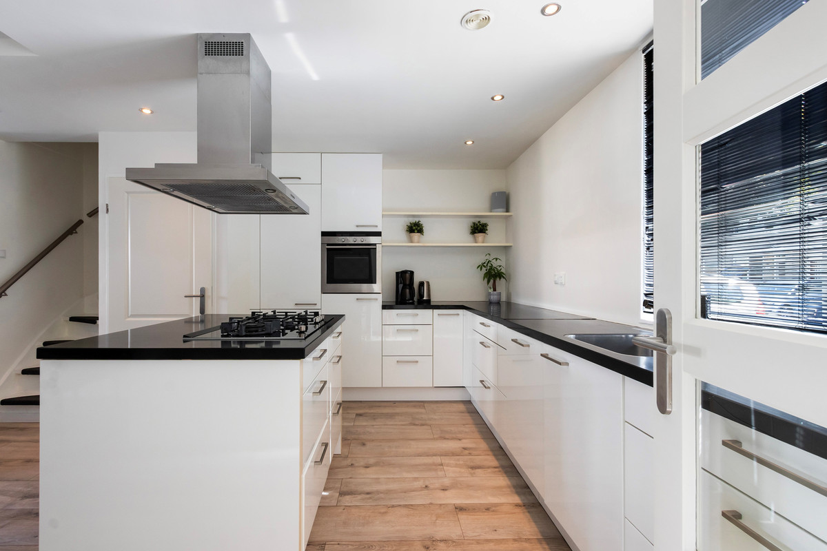 Tussenwoning te koop: Joke Smit-Erf 122, Dordrecht