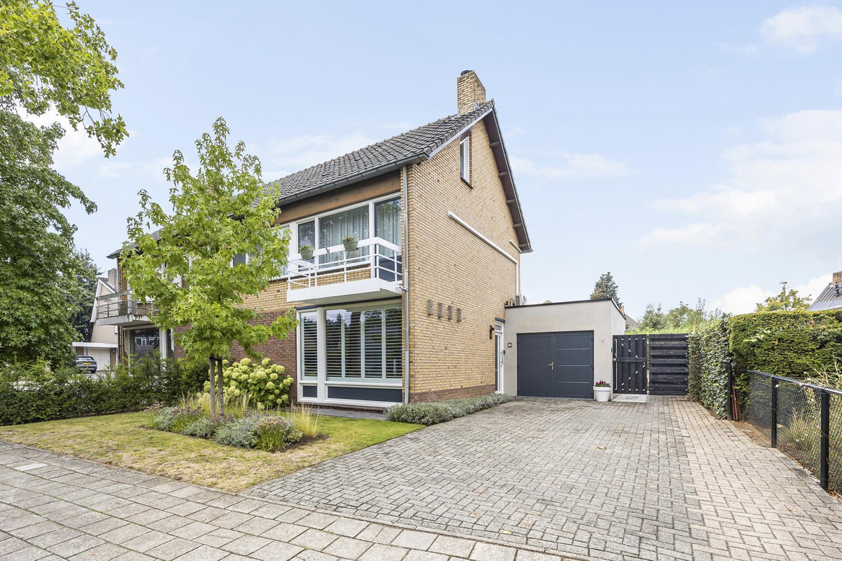 Twee-onder-één-kap te koop: Evenkamp 74, Roermond