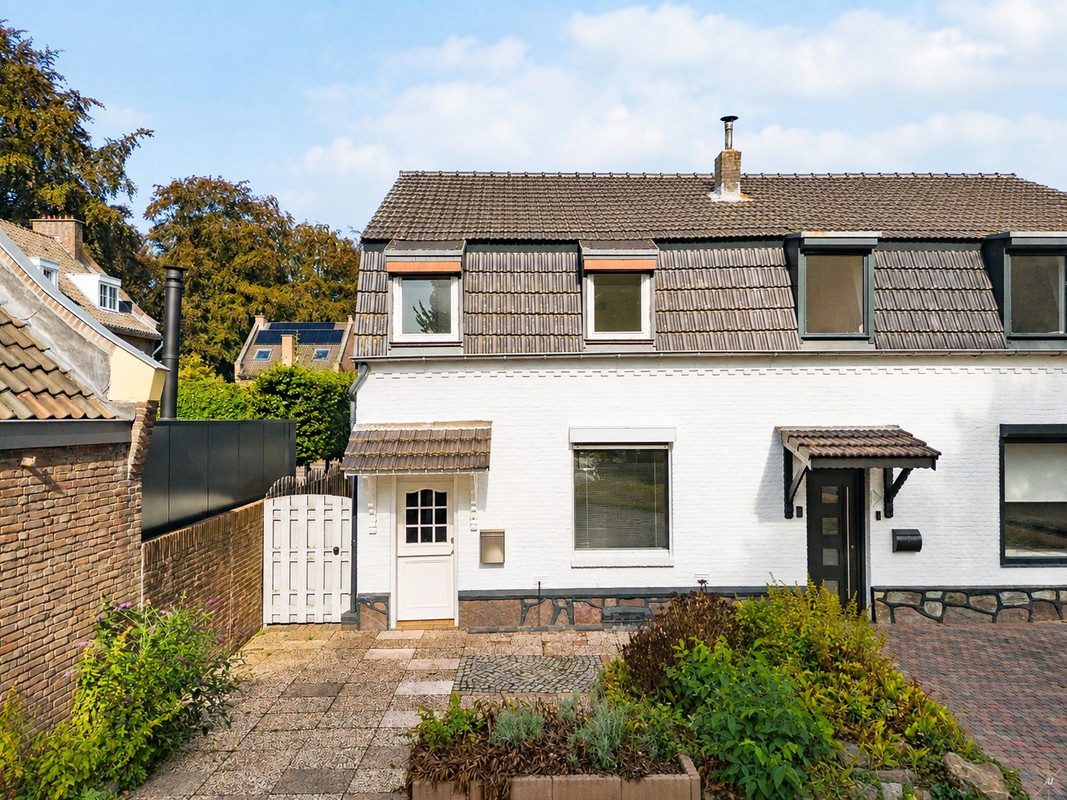 Twee-onder-één-kap te koop: Eisenderstraat 21, Geleen