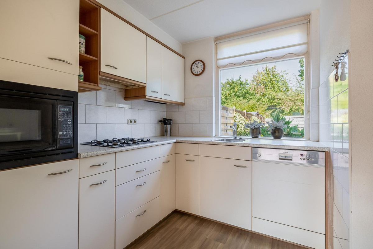 Tussenwoning te koop: Pimpelmees 24, Sommelsdijk