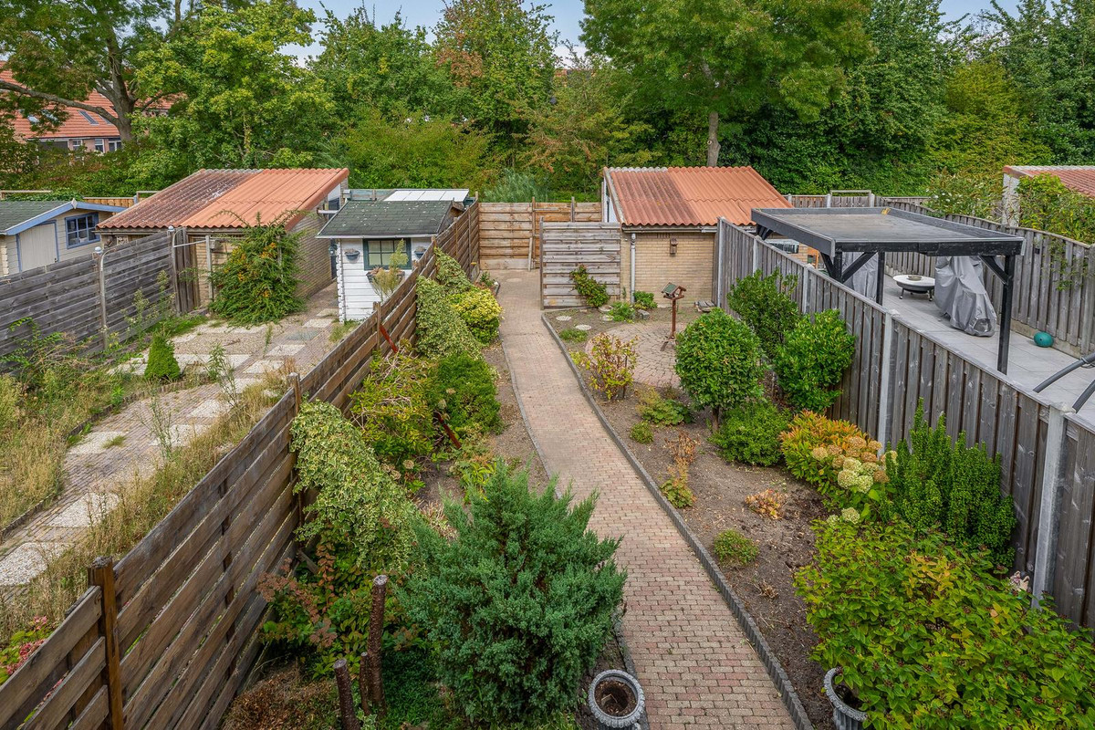 Tussenwoning te koop: Pimpelmees 24, Sommelsdijk