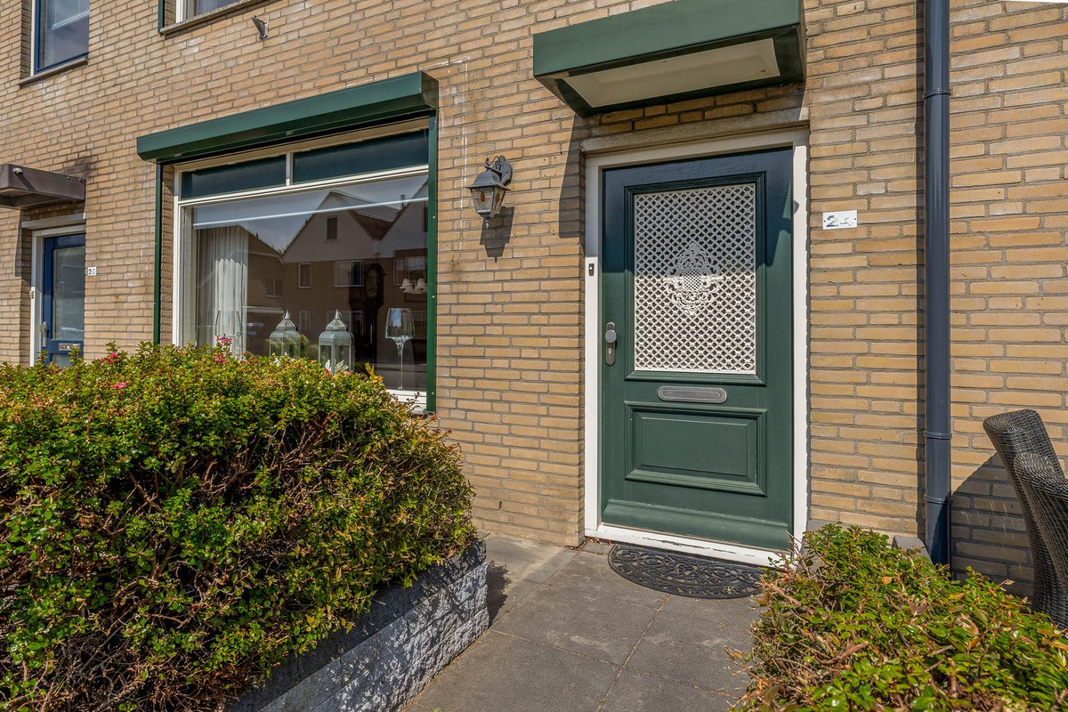 Tussenwoning te koop: Pimpelmees 24, Sommelsdijk