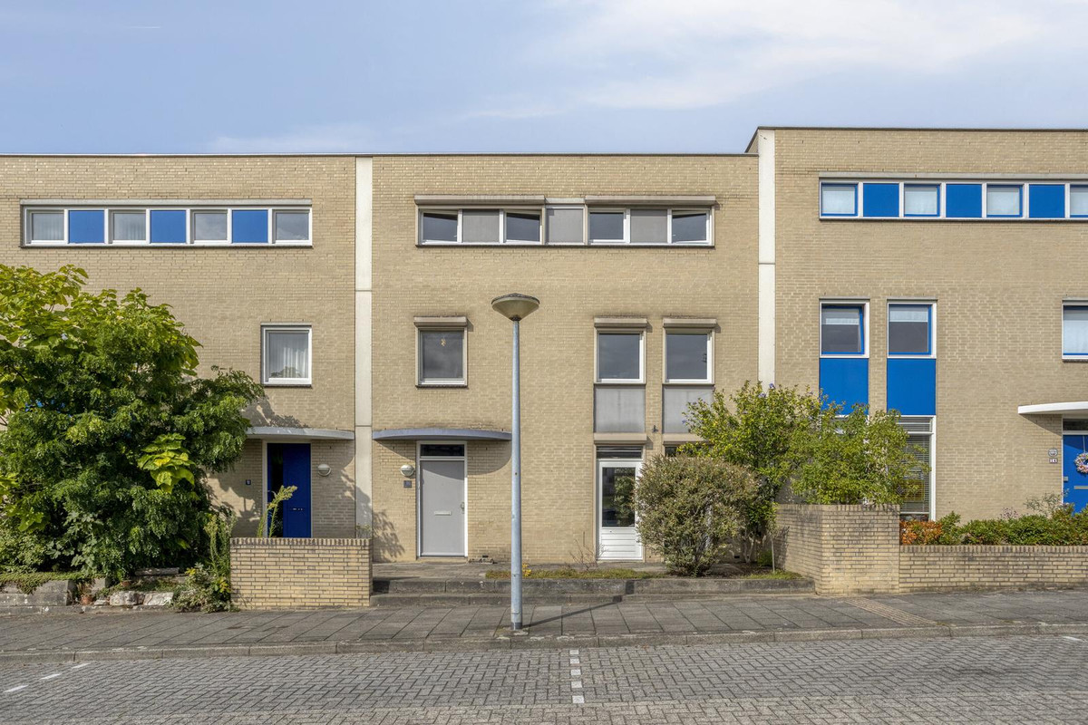 Tussenwoning te koop: Linnaeusdomein 16, Maastricht