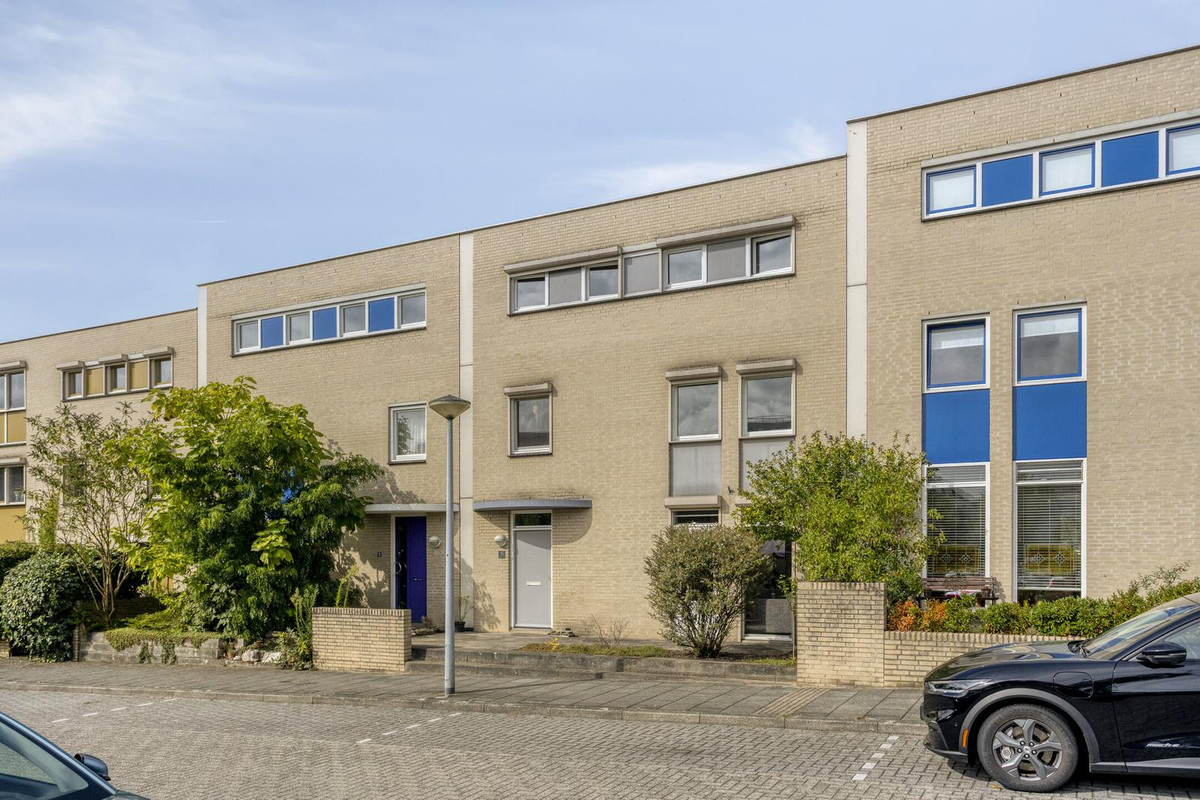 Tussenwoning te koop: Linnaeusdomein 16, Maastricht