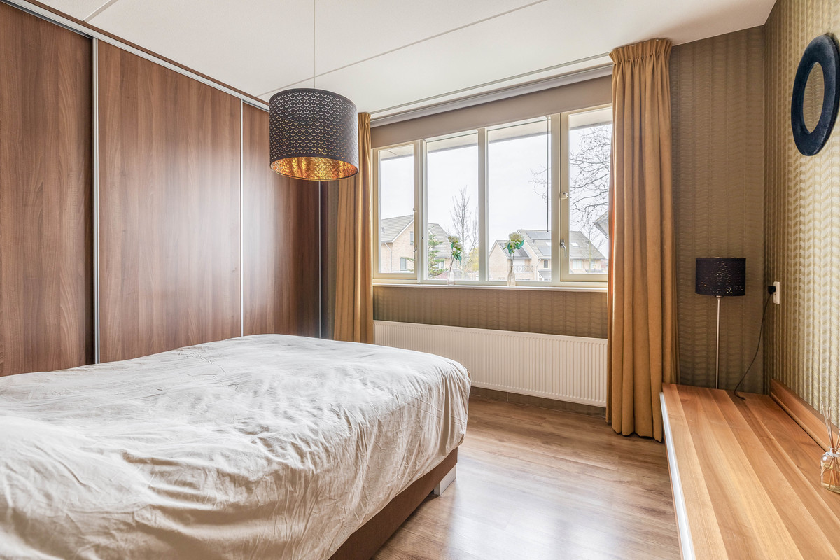 Twee-onder-één-kap te koop: Vrijenburglaan 76, Barendrecht