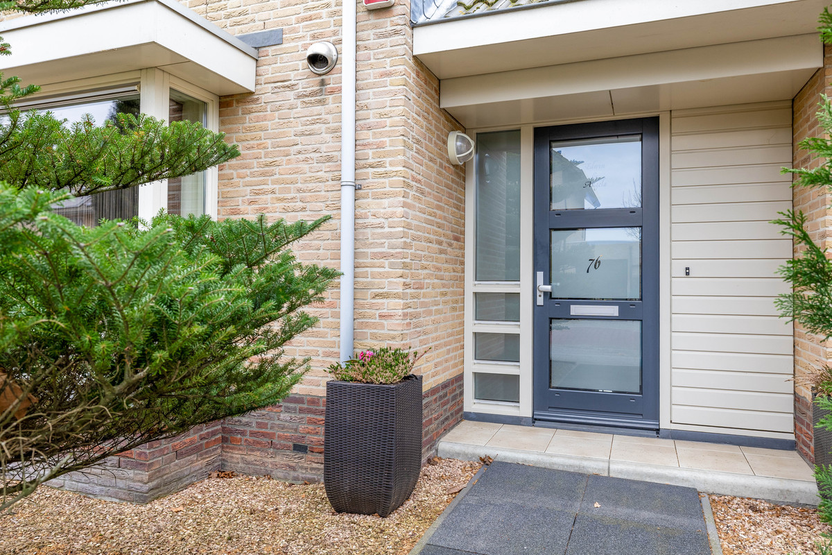 Twee-onder-één-kap te koop: Vrijenburglaan 76, Barendrecht
